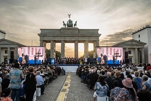 Prayer of the Christians in front of the Brandenburg Gate